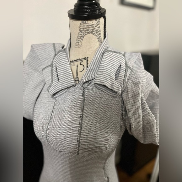 Lululemon size 4 stretchy long sleeve - Picture 6 of 7